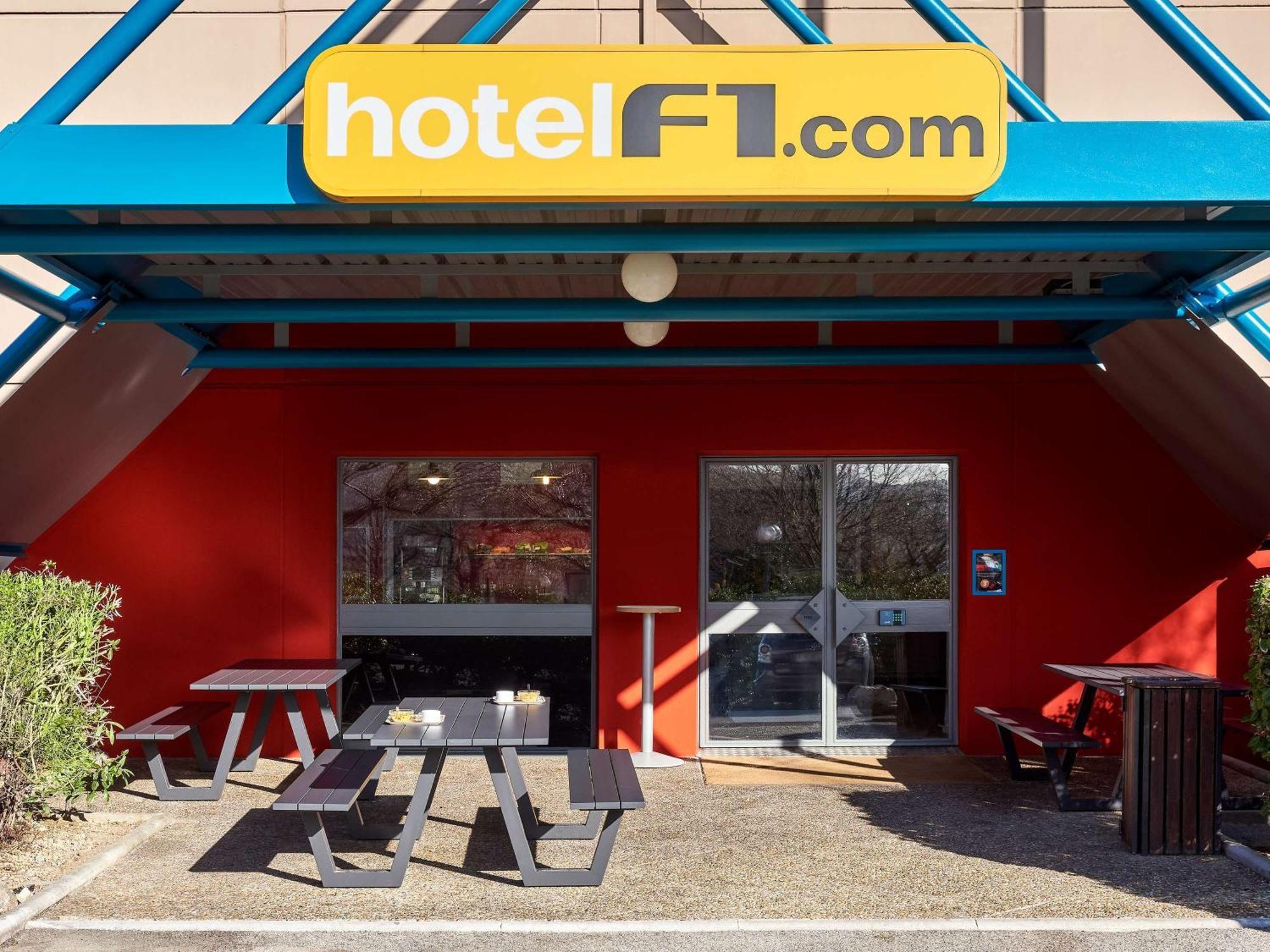 Hotelf1 Moret Fontainebleau Exterior photo